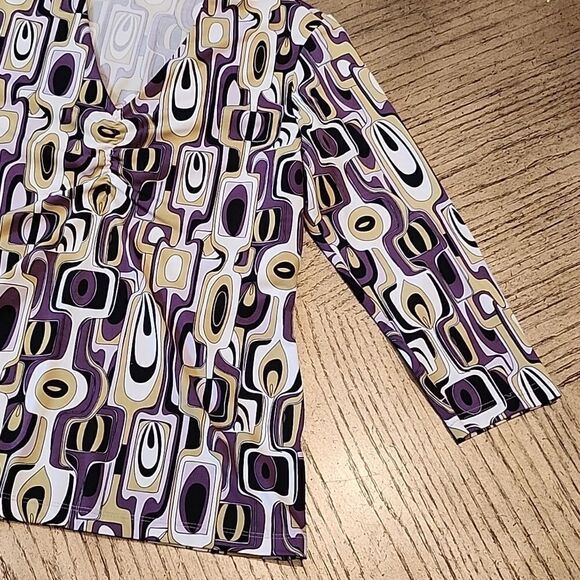 V Neck multi-colored pattern top size M stretchy - Picture 3 of 7